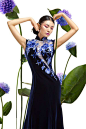 摄影师杨子坤作品——威芸2016旗袍大片——大树时尚 : 旗袍，是世界服装史的经典之一，是东方式的风格象征。旗袍赋予女人的是一种典雅、含蓄的东方女人的气质。威芸，一个80年传承，致力于将中国传统的东方文化与当今时尚流行元素相结合的精致女装品牌。此次威芸大片的前期拍摄到后期创作，结合品牌理念与2016年新款旗袍古典与时尚相融合的设计特点，展示服装修饰服装，体现出旗袍加身曲致玲珑的优美曲线和的优雅知性的气质风韵。加以各种素材的合成与旗袍的融合，将旗袍的古典风情和时代感的艺术创意结合进行进一步的解读呈现和升华。