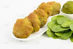 独特和真正的印度泡芙帕拉克或菠菜马沙拉布里堆叠和装饰在托盘上新鲜的绿叶和揉好的面团。孤立的白色背景与