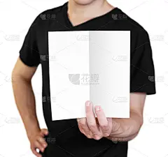 一个拿着一张白纸的男人。拿着一本小册子。关闭了。在白色背景上隔离