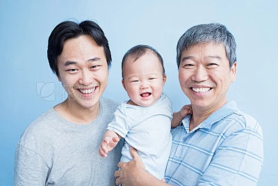 grandfather and father hold baby素材-花瓣网
