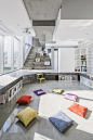 韩国一座飞行员的住宅 Flying House by IROJE KHM Architects - 灵感日报 :   这座建筑像朵盛开的白百合，轻盈地落在韩国仁川国际机场附近的小镇上。房子的主人是一位年轻的飞行员，他和他的家庭未来将生活在这里。     IROJE KHM Architects的建筑师将韩国传统建筑形态特点与飞行员的日常生活行…