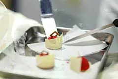 甜点上桌，厨师摆盘，美味