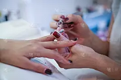 在美容院用电子文件修指甲的过程。关闭了。