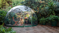 #建筑设计##科技#「花园圆顶屋（Garden Igloo）」的造型让人想起爱斯基摩人用冰块做成的圆顶屋，这也是这款产品的名称来历，防风防雨，使用方便，四季皆宜。圆顶屋由一个金属框架和一层耐候塑料膜组成。金属框架基于三角形结构，牢固稳定；表层覆膜有透明、半透明两种选择，用户可以根据天气情况和自己的偏好进行选择。所用优质材料100%可回收，不用担心生锈。由于不设计建造，因此也不用担心建造许可问题。小屋直径3.6米，高2.2米，根据说明书一个人即可完成组装。