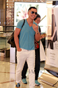 7月27日，甄子丹脚踩迪奥·桀傲(Dior Homme)运动鞋现身香港某购物中心出街“血拼”，黑超遮面但不挡其灿笑好心情