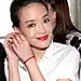 Prada（普拉达）2014秋冬系列包袋让人眼前一亮：少了那一成不变的Logo，让奢华的材质和优雅的设计说话。整个系列中除了有经典的包款外，更多的是新颖的钮扣设计和多元化形状。手提包、单肩包、羊皮，鳄鱼皮、翻皮、长形、方形多样的设计及选材搭配低调的颜色让整个系列更加吸引。