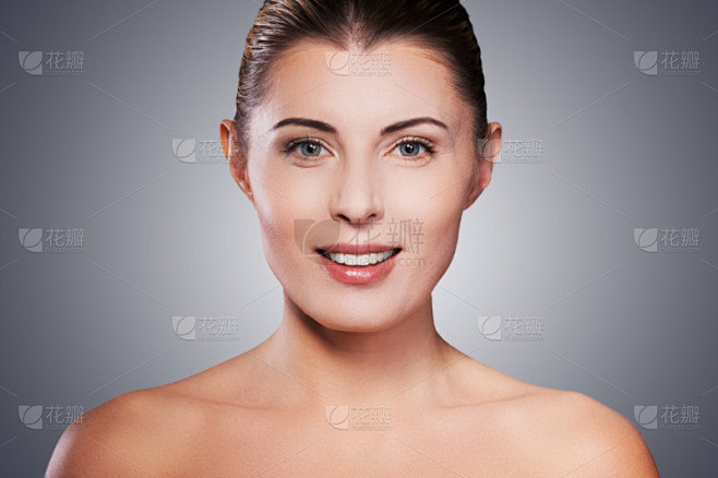 光着膀子成熟的女人