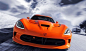 [光彩夺目 2014款道奇SRT Viper TA将限量发售] 日前，克莱斯勒日前发布了2014款道奇SRT Viper TA，该车稍后将于纽约车展上亮相。作为一款具有超强性能的超跑，2014款SRT Viper TA车身被涂上明亮橙色，十分显眼!此外，其还采用了碳纤维材质打造车身和车轮，刹车也比2013款SRT Viper更大，悬架则被调节得恰到好处。标准的铝制横拉条也被换为更轻的碳纤维材质，碳纤维的前扩散器和后扰流板也让该车得到减重，车身净重达到3332磅，比2013款S......