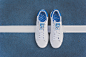 ShoeGaze-淘宝拾货：adidas Skateboarding 于 2014 夏季为经典的 Stan Smith Vulc 带来这双全新的 White/Royal 配色。延续 Stan Smith 原汁原味的简约轮廓，该鞋款采用高档的白色麂皮构成鞋身主体，结合网眼鞋身，并于鞋舌和后跟分别以蓝色对比点缀，同时再搭载有 EVA 内垫加持的防滑大底而成。