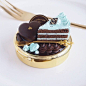 チョコミントクリームケーキのピルケース（大） : ゴールドのピルケースに樹脂粘土製のミニスイーツをデコレーション大人の女性に持って欲しい、かわいく上品なピルケースを作りました。プレゼントにもぴったりです☆大きめの丸いピルケースになります。存在感があり、ゴージャスです♡チョコミントクリームのケーキ、フォー...