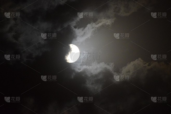 在天空中多云的夜晚，满月的景象