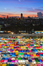 多色夜市以城市为背景