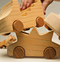 TobeUs 其中的5款特别版木头玩具车合影，车身是黎巴嫩雪松木，车轮是桃花心木（mahagony）制作的。
