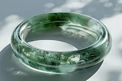 珍贵的古董玉石翡翠手镯摄影图片