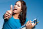 人,教育,生活方式,户外,20到24岁_155421039_Smiling college student with thumbs up_创意图片_Getty Images China
