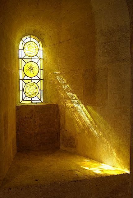 教堂的花窗玻璃，上帝的微光……