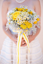 #婚礼布置#15束黄色乡村风的新娘手捧花，充满阳光的味道，带给人淡淡的温暖，非常适合轻松活泼的户外婚礼使用。http://www.lovewith.me/share/detail/all/29757