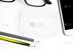空白的白色背景和名片装饰智能设备，眼镜，钢笔。经营理念。平坦的躺,俯视图