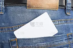 牛仔裤口袋里的空白名片。水平模型