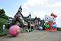 闪爆你的眼球 盘点世界奇特主题公园_频道-天津_腾讯网【日本的和谐乐园】
和谐乐园的主题围绕着三丽欧的卡通形象展开，如Hello Kitty、Chococat 和 My Melody等在日本广受欢迎的卡通形象。乐园中的景点包括凯蒂城堡（很明显，是Hello Kitty的住所）、艺术列车（以寒冰运动为主题）、三丽欧人物游船（“坐上可爱的船”）以及Hello Kitty可爱的天使飞轮。