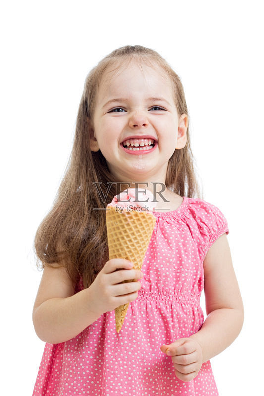 快乐的小女孩吃冰淇淋在工作室隔离照片素材