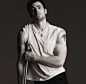 #ChrisEvans##桃pic# 2006年，25岁的#Chris Evans#为服装品牌Gap的秋季广告拍摄了这组照片。这组照片背后有个有趣的小故事：在拍摄前，桃的腿部骨折，于是桃带着他的拐杖到达了纽约的拍摄工作室Pier 59 Studios，并把他的拐杖当成了拍摄时的道具，最终的效果令Gap十分满意。这组Gap秋季广告的主题语是...展开全文c