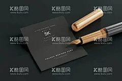 卡片钢笔样机  - 源文件下载【酷图网】黑色样机,金色样机,服装类样机,企业样机,品牌样机,vi样机,提案样机,贴图样机,系列化样机,智能样机,高端样机,样机素材,名片样机,手提袋样机,信纸样机,吊牌样机,折页样机,画册样机,海报样机,智能贴图,场景样机,智能场景样机,平面样机,设计样机,炫酷样机,经典样机,品牌设计,平面设计,vi设计,