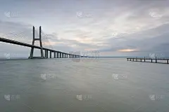 日出时的城市景观。里斯本是一个很棒的旅游胜地。瓦斯科·达伽马桥是一座美丽的地标，也是世界上最长的桥梁