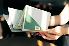 紅點文旅房內文書組｜Reddot Hotel Customer Pack : 紅點文旅房內文書組Reddot Hotel Customer Pack文書組設計圍繞著兩個主題，一為海棠窗花，因其為台灣傳統民宅窗片上常有也是飯店建物本身所使用的裝飾元素，二為日光的通透感，為此，我們選用了雪烙紙作為表現日光的紙材，結合兩者，我們期待向遠來的住房旅客傳達房內柔和且溫暖的調性。
