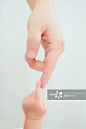Mother and baby touching Index finger_创意图片