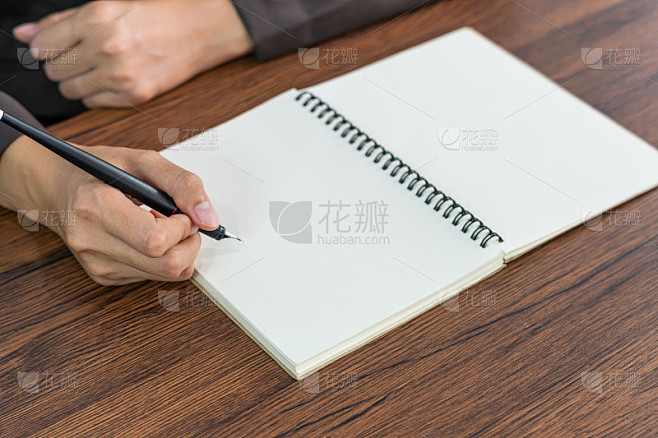 商人手持笔在纸上书写