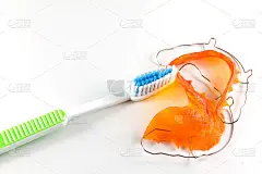 带阴影和牙刷的正畸设备后的固位体