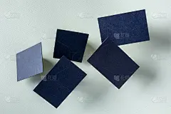 厚的蓝色名片，在浅蓝色纸的背景飞行，一个模型的创意设计演示