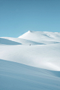 Beautiful view of the field covered in snow with the mountain in the background​​​ foto