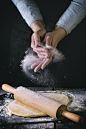 人,白色,黑色,暗色,做_gic17139722_Pasta. Rolled Out the Dough._创意图片_Getty Images China