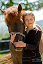 拥抱小马匹的欧美小女孩高清图片下载-非凡图库@北坤人素材