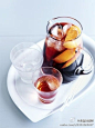 【尼克罗尼Negroni】由喜欢开胃酒—尼克罗尼伯爵的名字而来~材料：金酒2oz金巴利酒1oz甜味美思1oz 制作：调和滤冰，把冰块加入调酒杯中,用量杯将三种酒量入杯中，用酒吧匙搅拌5分钟,过滤冰块,把酒倒入酒杯中,削一片长柠檬皮,轻扭90度角,垂入杯中装饰~~[心]~