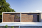 裸露混凝土和光的多格局设计：法国拉库伊埃尔小学 / Atelier 56S architectes : 有日期 2017 的 La Couyère, 法国. 本项目旨在对某一片区的城市功能进行重新划分，包括图书馆、TAP大厅、多功能厅以及一所新学校。 从公共空间前往这些地点的路线均不相同，于是我们设计了一条由东向西的路径，一路将所有新建的公共设施都划分为单独的区域。新学校位于东边，毗邻新图书馆，增强了这条公共线路的流通性。
