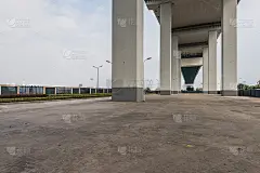 在桥墩下面的混凝土地面上