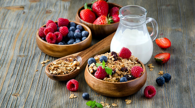 general1919x1058foodfruitberriesmilkcereal