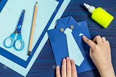 孩子为父亲节制作贺卡。步骤9