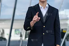 商人在按压触摸屏界面