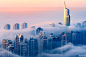 当地时间2013年3月18日，迪拜，德国摄影师Sebastian Opitz在迪拜公主大厦85楼拍摄下了这座城市壮丽的雾中风景。