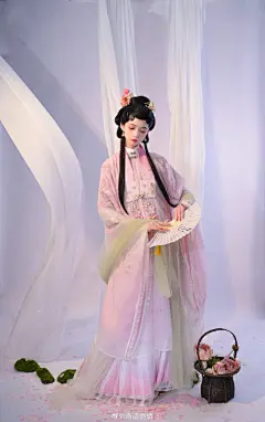 与家人们浅️一下与@RUORUO若若家的相馆 的八个商单 最喜欢p5的发型了呜呜 ​​​​