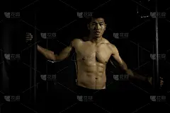 健身人在健身房锻炼、热身、摆姿势，健康的生活方式。