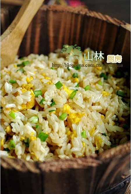 米饭  一碗
鸡蛋  1个
麻油  ...