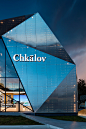 Chkalov Showroom (realisation) : В основе архитектурной концепции проекта лежит образ кристалла — это не только привлекательный символ, ассоциирующийся с успехом, светом и торжественностью, но и многогранный элемент, каждая грань которого играет светом и 