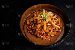与同事在餐厅共进晚餐。特殊的食物,很好吃。