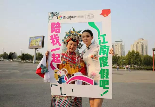 国庆前郑州多处地标同现旗袍美女，全城躁动...