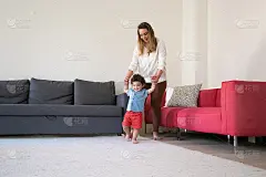 慈母牵着儿子的手，扶着他走路